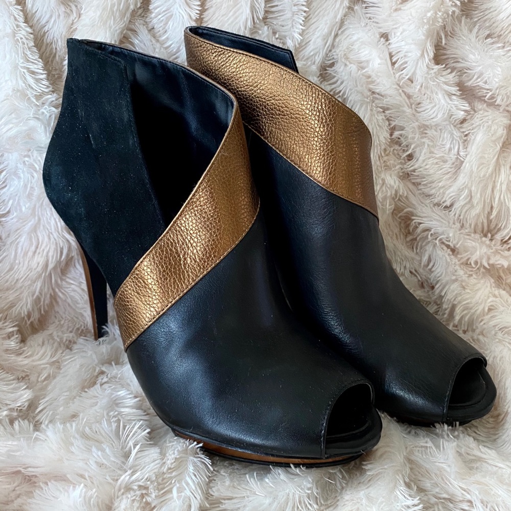 Like New BCBG MAXAZRIA Suede Leather Heels Booties